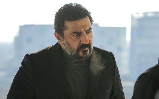 Celil Nalçakan es el actor encargado del papel de Akif en "Todo por mi familia"
