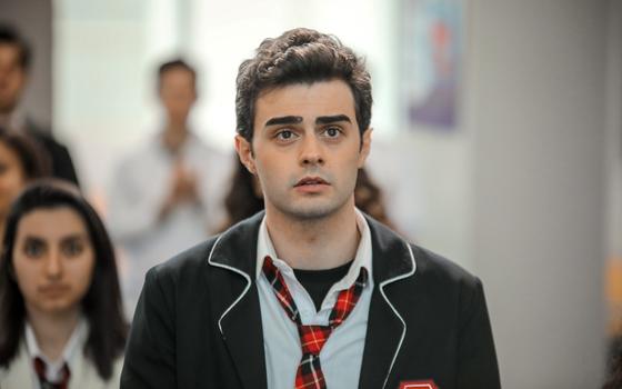 Yigit Koçak interpreta a Omer Eren en "Todo por mi familia"