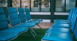 Abandonada en el aeropuerto de Dubái por mi hija: la ayuda inesperada de un empresario cambió mi vida